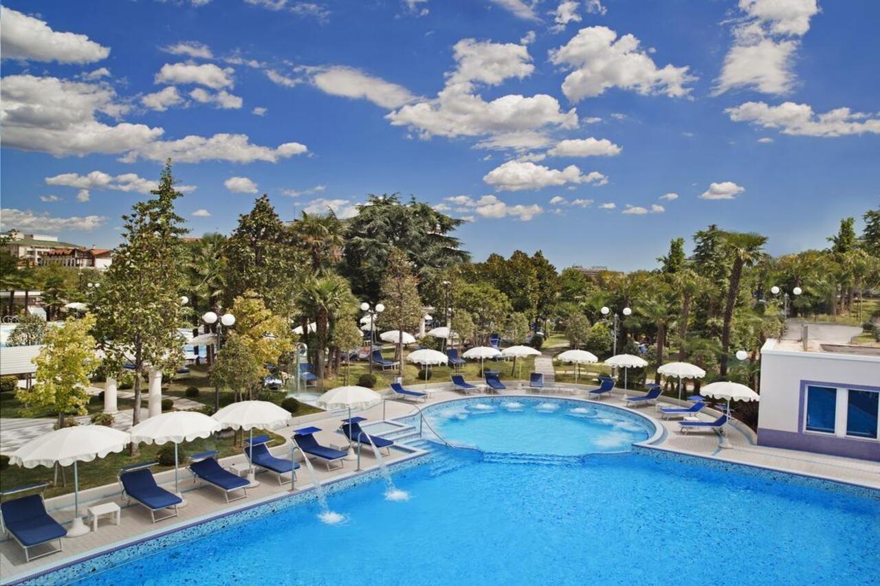 Grand Hotel Trieste & Victoria Abano Terme Esterno foto The swimming pool at the hotel