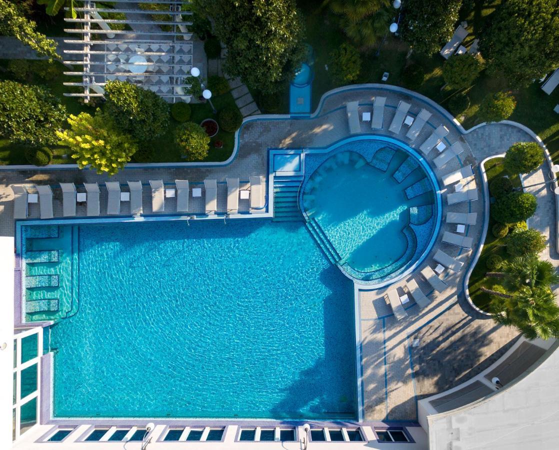 Grand Hotel Trieste & Victoria Abano Terme Esterno foto Aerial view of the pool