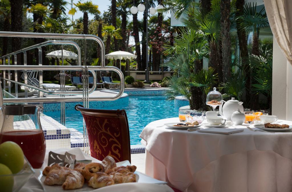 Grand Hotel Trieste & Victoria Abano Terme Esterno foto The pool at the hotel