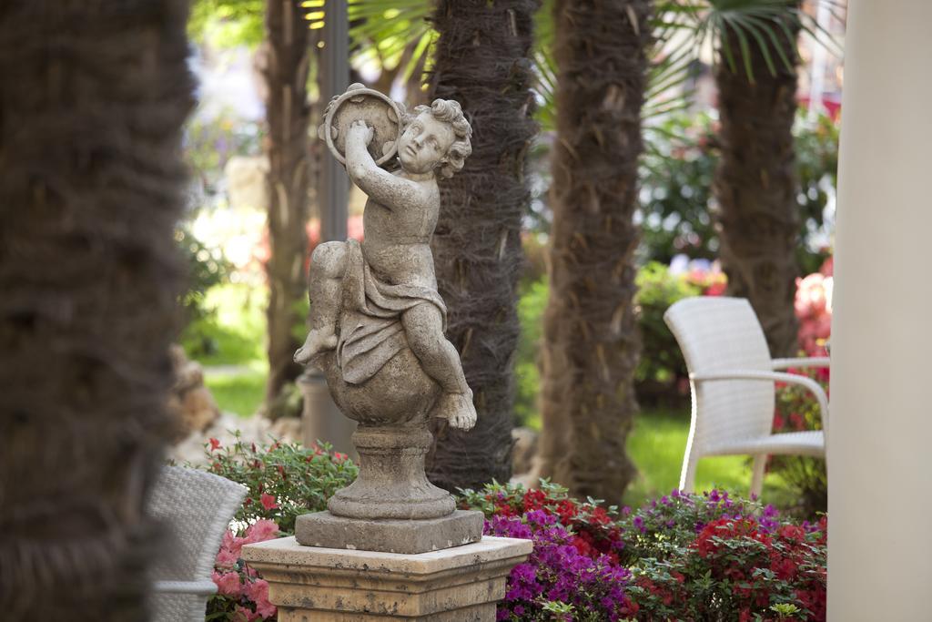 Grand Hotel Trieste & Victoria Abano Terme Esterno foto A statue in the garden