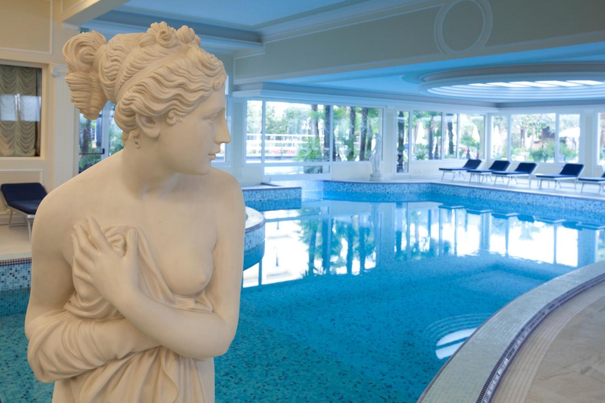 Grand Hotel Trieste & Victoria Abano Terme Esterno foto The indoor pool at the hotel