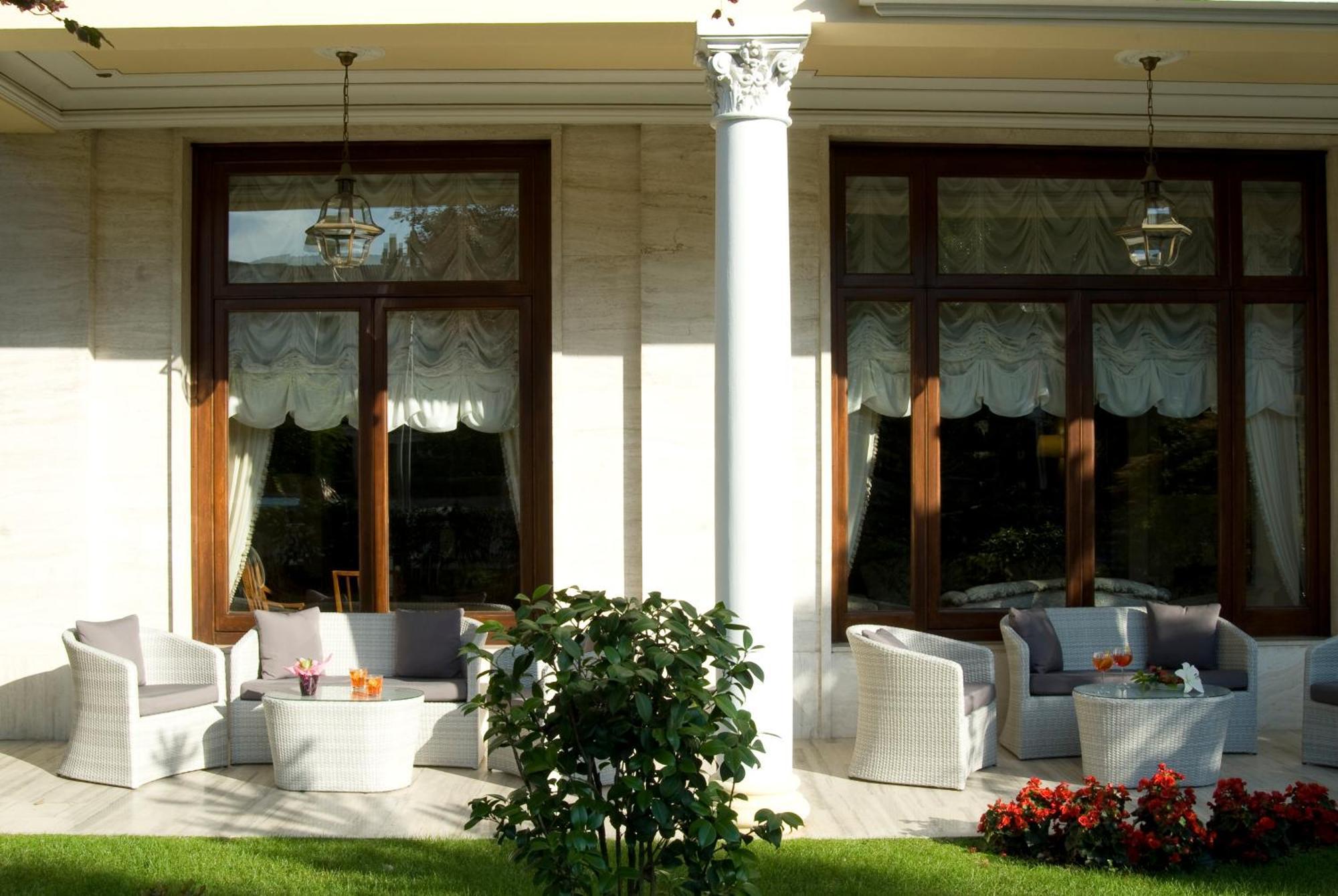 Grand Hotel Trieste & Victoria Abano Terme Esterno foto The veranda of the hotel