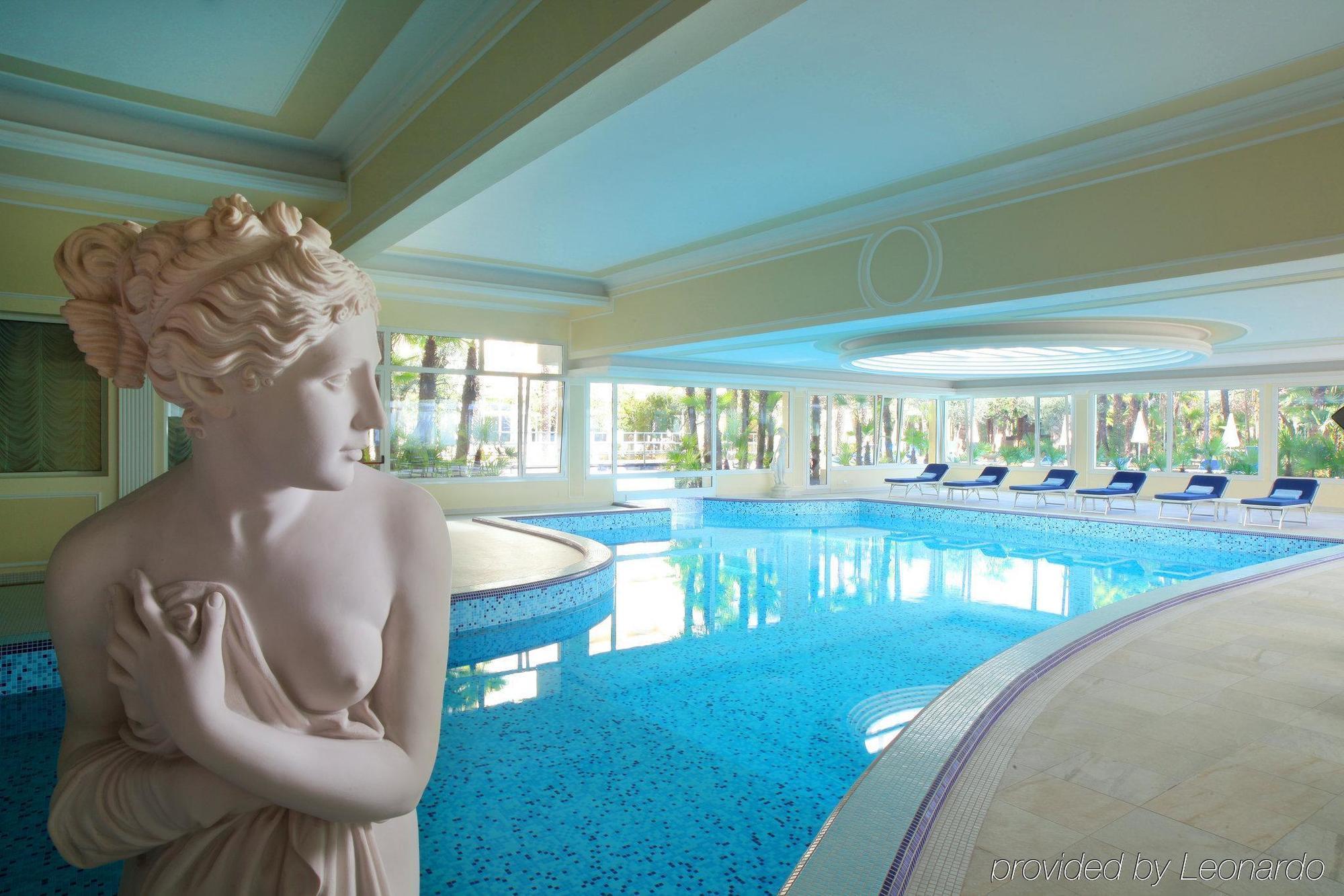 Grand Hotel Trieste & Victoria Abano Terme Esterno foto The indoor pool at the hotel
