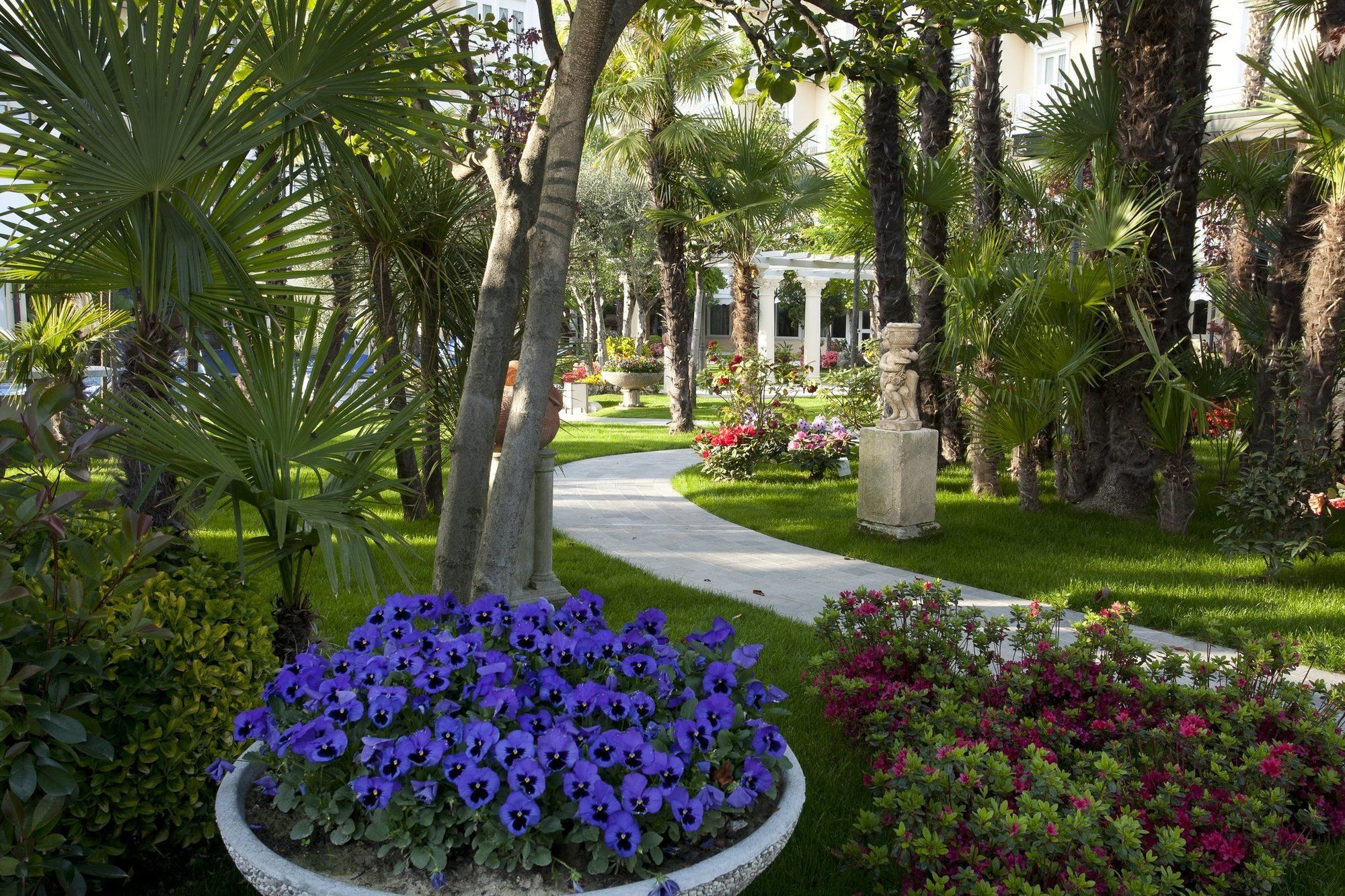 Grand Hotel Trieste & Victoria Abano Terme Esterno foto The gardens of the hotel