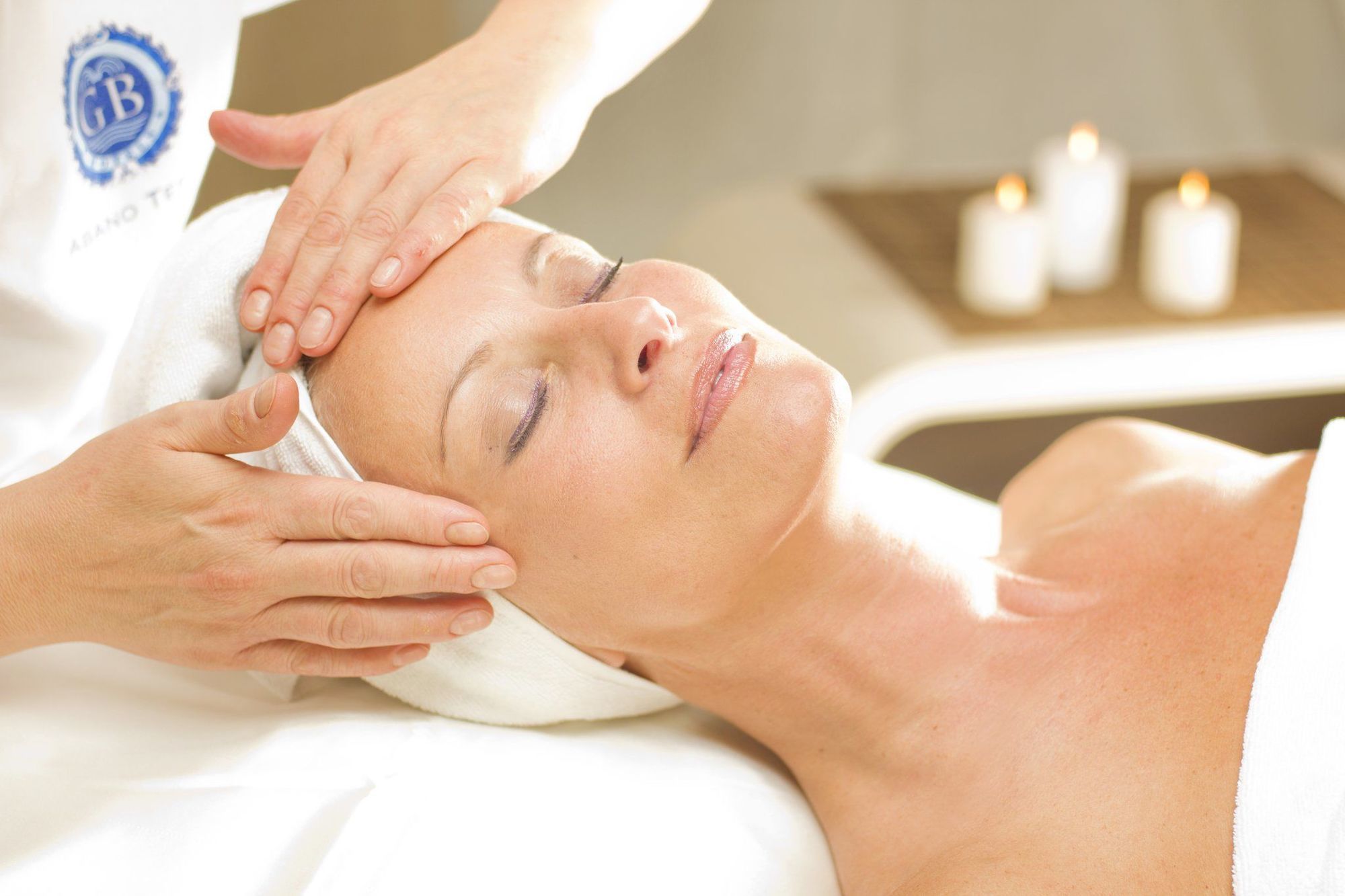 Grand Hotel Trieste & Victoria Abano Terme Esterno foto A woman receiving a facial treatment