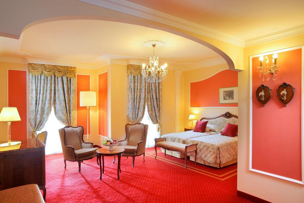 Grand Hotel Trieste & Victoria Abano Terme Esterno foto A suite at the Hotel de Crillon