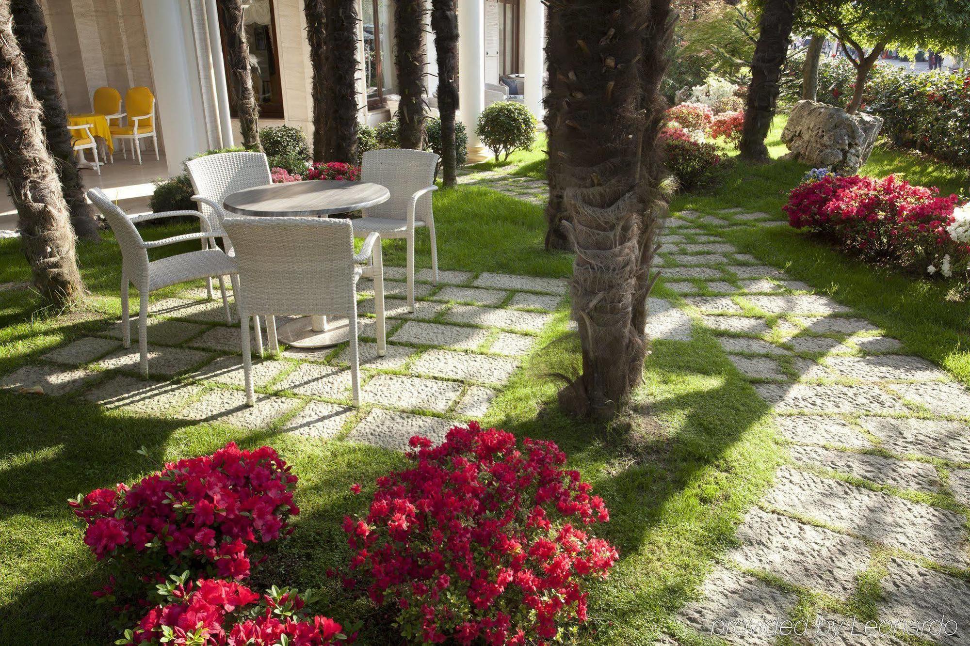 Grand Hotel Trieste & Victoria Abano Terme Esterno foto The garden of the villa