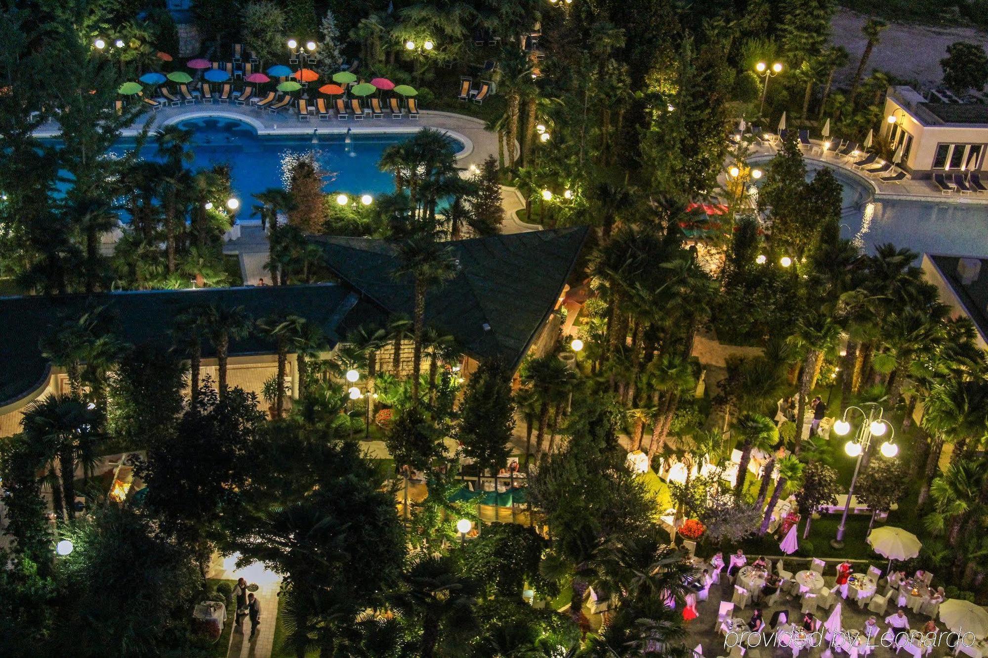 Grand Hotel Trieste & Victoria Abano Terme Esterno foto The resort at night