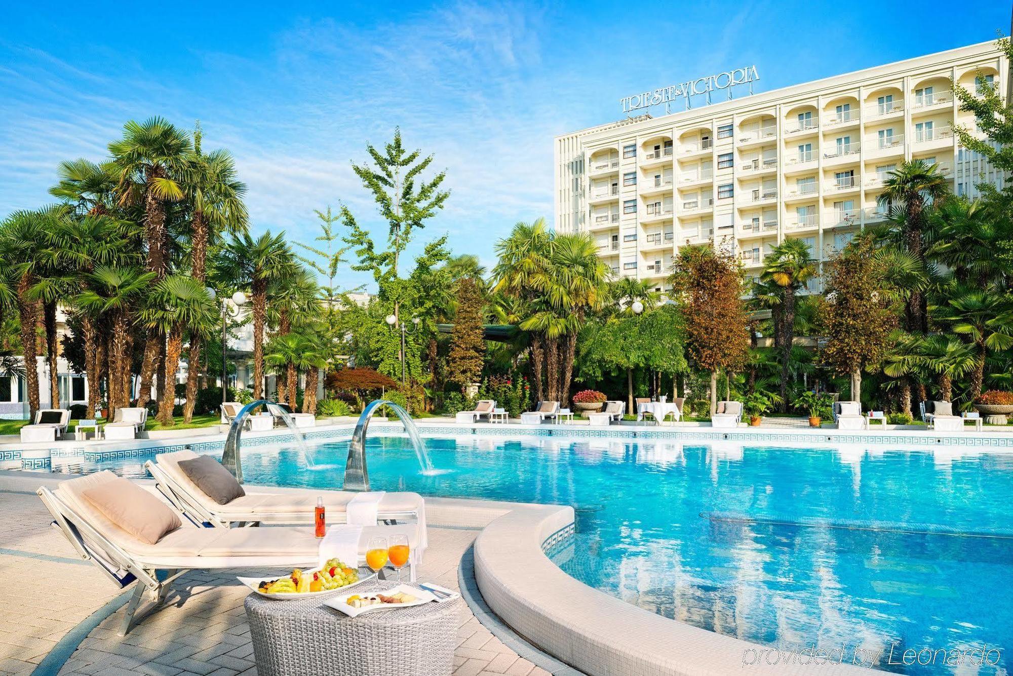 Grand Hotel Trieste & Victoria Abano Terme Esterno foto The hotel's swimming pool